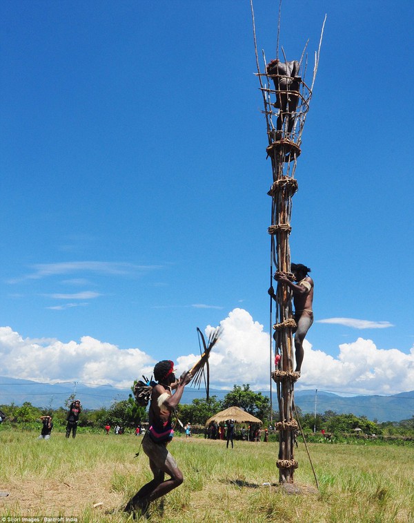 Lễ hội "đốt đá" độc đáo của bộ tộc khỏa thân ở Indonesia 9